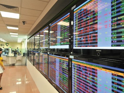 Tái cấu trúc nền kinh tế: Cần xử lý tốt liên thông chứng khoán - ngân hàng