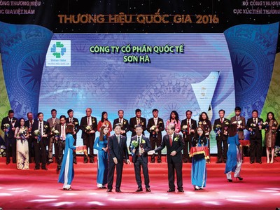 Phó Thủ tướng Chính phủ Trương Hòa Bình và Bộ trưởng Bộ Công thương Trần Tuấn Anh trao Giấy chứng nhận cho Tập đoàn Sơn Hà)