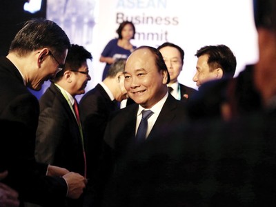 Thủ tướng Nguyễn Xuân Phúc trò chuyện với các đại biểu bên hành lang Hội nghị thượng đỉnh kinh doanh ASEAN 2016