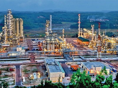 Kịch bản giá dầu thô thế giới duy trì ổn định trên mức 50 USD/thùng sẽ là điều kiện tốt để các doanh nghiệp ngành dầu khí mở rộng hoạt động trở lại