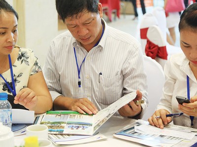 Khách hàng tiếp nhận thông tin sản phẩm hầu hết qua môi giới. Ảnh: Dũng Minh