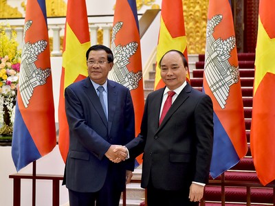 Thủ tướng Nguyễn Xuân Phúc và Thủ tướng Campuchia Hun Sen (Ảnh: Quang Hiếu/VGP)