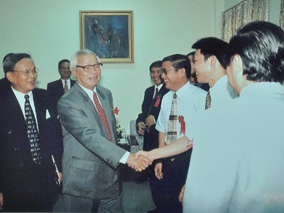 Nguyên Thủ tướng Chính phủ Võ Văn Kiệt bắt tay chúc mừng các nhân sự tham gia tạo dựng ngành chứng khoán trong ngày đầu tiên khai mở, 20/7/2000 