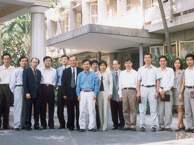 Lớp cán bộ trẻ của Ủy ban Chứng khoán Nhà nước được cử vào TP.HCM để tăng cường đội ngũ cán bộ khung, chuẩn bị điều kiện khai trương Trung tâm Giao dịch chứng khoán