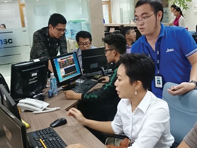 Nhân viên môi giới HSC hướng dẫn nhà đầu tư thao tác trên hệ thống giao dịch