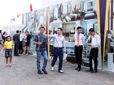 Năm qua, dân môi giới phân khúc nào cũng có thể kiếm ăn. Ảnh: Lê Toàn