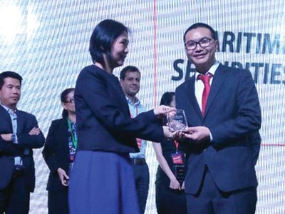 Ông Mạc Quang Huy nhận giải thưởng “Nhà tư vấn M&A tiêu biểu 2015-2016”