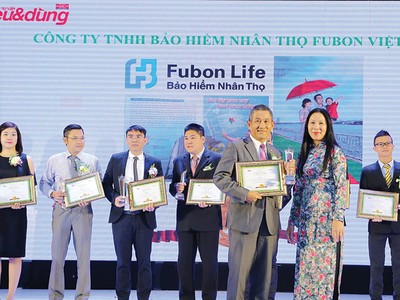 Ông Clement-Tang, Phó tổng giám đốc Fubon Life Việt Nam, đại diện Công ty nhận giải thưởng Tin & Dùng 2016