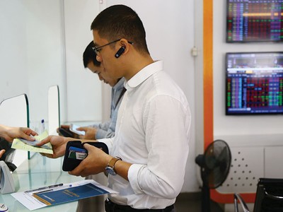 Cổ tức cần được quy ra tiền và chi trả từ nguồn lợi nhuận giữ lại. 