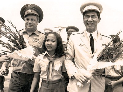 Phạm Tuân và nhà du hành Gorbatko trở về Việt Nam sau chuyến bay lịch sử trên tàu Liên hợp 37