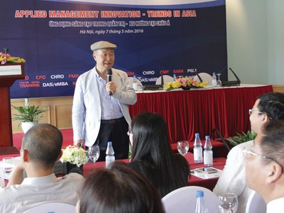 Giáo sư Park Jung Soo chia sẻ và truyền cảm hứng sáng tạo tại một buổi hội thảo
