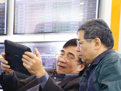 Nhờ thị trường dần phục hồi, chẳng ai bảo ai, lại rủ nhau lục tục ra sàn, ban đầu chỉ để… gặp bạn cũ và ngắm bảng điện tử