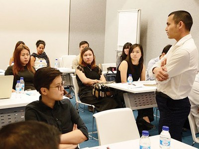 CEO Nguyễn Minh Quý trao đổi  với khách hàng tại sự kiện do NOVAON và Google tổ chức tại trụ sở văn phòng Google châu Á - Thái Bình Dương tại Singapore