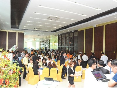 Giao dịch đất nền khu Đông TP.HCM diễn ra sôi động trước Tết Nguyên đán 2017. Ảnh: Gia Huy