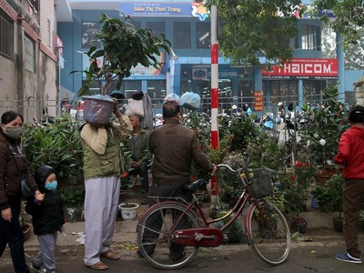 Chợ phiên giữa Hà Thành đậm chất quê giăng kín ngõ phố