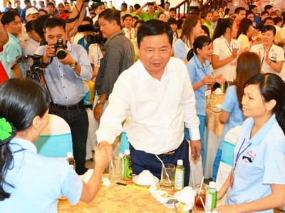 Bí thư Thăng dùng cơm với 600 công nhân đón Tết xa nhà