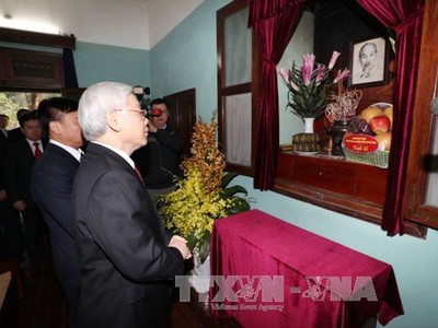 Tổng bí thư Nguyễn Phú Trọng tưởng niệm Bác Hồ tại Nhà 67 trong Khu di tích Chủ tịch Hồ Chí Minh. 