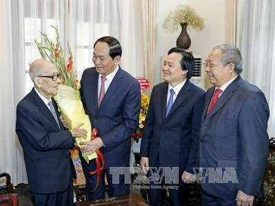 Chủ tịch nước Trần Đại Quang chúc Tết Giáo sư Vũ Khiêu và gia đình. Ảnh: TTXVN