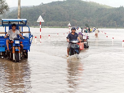 Mưa kéo dài khiến nước lũ dâng lên ở Phú Yên ngày cận tết. Ảnh: K.N