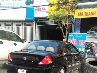 Tiệm rửa xe luôn chật kín