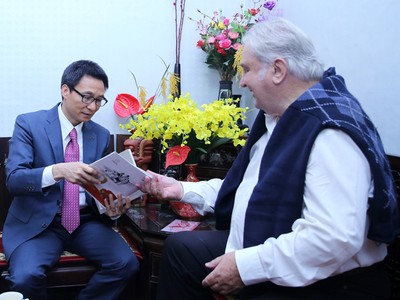 Phó Thủ tướng Vũ Đức Đam trao đổi với GS. Vật lý Pierre Darriulat. Ảnh: VGP/Đình Nam