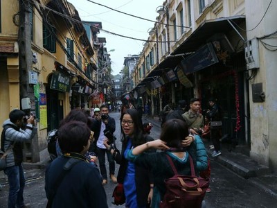 Không biết từ khi nào phố Tạ Hiện trở thành điểm đến đầu tiên ngày đầu năm của cánh đam mê chụp ảnh, selfie