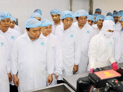 Thủ tướng Chính phủ Nguyễn Xuân Phúc đến thăm nhà máy chế biến tôm của CTCP Tập đoàn Thủy sản Minh Phú
