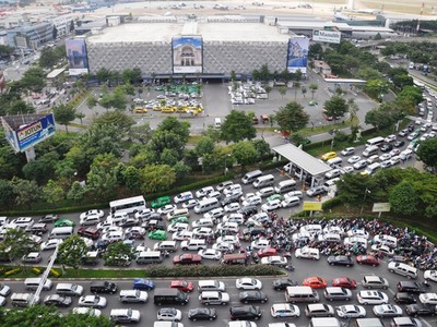 Cổng đường Trường Sơn là lối duy nhất vào sân bay Tân Sơn Nhất (ảnh Đình Thảo)