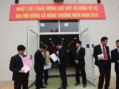 Với cách mời cổ đông đến dự họp trực tiếp, nhiều DN có hàng vạn cổ đông nhưng dù có nỗ lực, DN cũng chỉ thu hút được khoảng một hai trăm cổ đông đi họp được.