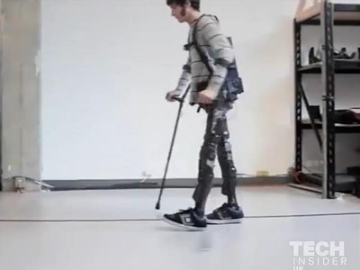 Khung xương robot Phoenix giúp người bị liệt hoàn toàn có thêm hy vọng đi lại 