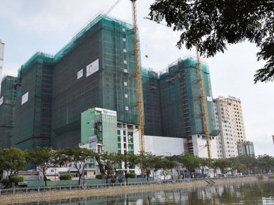 Cất nóc Tháp B Khu phức hợp The GoldView