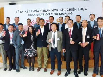 Ông Nguyễn Bảo Quốc, Tổng giám đốc ICP (đứng thứ 4 từ bên phải, hàng thứ nhất) trong buổi ký kết hợp tác chiến lược với Coca-Cola Việt Nam 