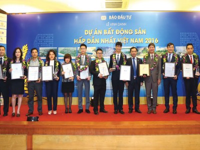 Ban Biên tập Báo Đầu tư cùng lãnh đạo Hiệp hội Bất động sản Việt Nam vinh danh các dự án bất động sản được độc giả của Báo bình chọn tốt nhất