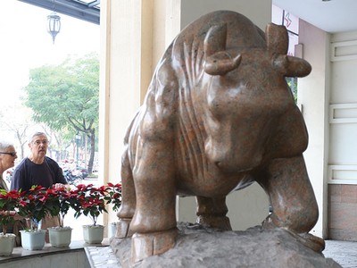 Trên thị trường chứng khoán, biểu tượng bò tượng trưng cho xu hướng tăng điểm