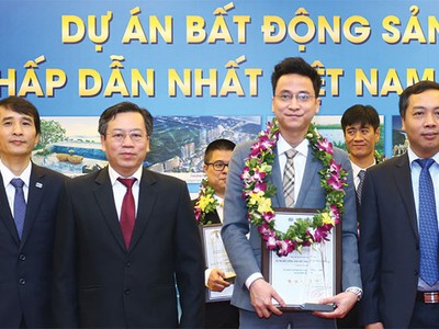 Ông Trịnh Việt Hưng nhận Cup và bằng chứng nhận “Dự án hấp dẫn nhất 2016” cho Cocobay Đà Nẵng