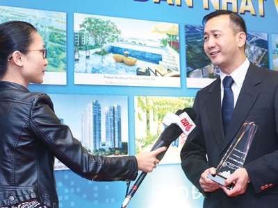 Ông Chow Chee Fan trao đổi với báo chí bên lề Lễ vinh danh