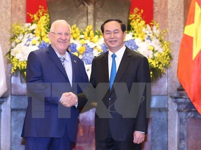 Chủ tịch nước Trần Đại Quang và Tổng thống Reuven Ruvi Rivlin tại lễ đón (Ảnh: Nhan Sáng/TTXVN)