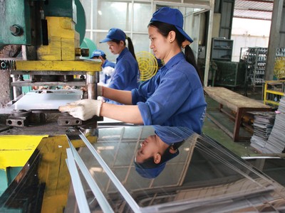 Khu vực DNNVV là một trong những chủ thể quan trọng của nền kinh tế, nhưng lại rất dễ 
bị tổn thương