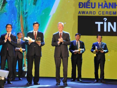 Ông Nguyễn Đức Long, Chủ tịch UBND tỉnh Quảng Ninh (thứ hai từ trái sang) nhận Cúp Á quân tại Lễ công bố PCI năm 2016