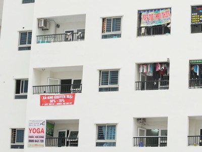 Có hàng hàng doanh nghiệp chọn căn hộ chung cư làm trụ sở, văn phòng giao dịch. Ảnh: Dũng Minh