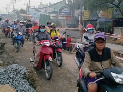 Tiến độ các dự án giao thông chậm không những ảnh hưởng tới đời sống của người dân, mà còn khiến bất động sản mất giá. Ảnh: Việt Dũng