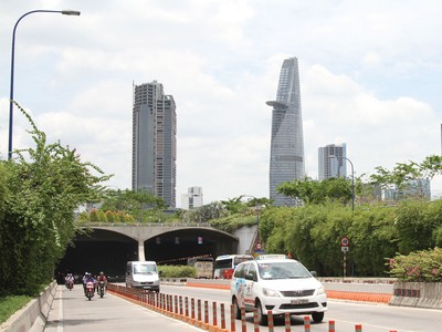 Hầm Thủ Thiêm với chiều dài  1.490 m nằm dưới sông Sài Gòn nối quận 1 về quận 2 vào khu Đông, được đưa vào hoạt động năm 2011, đây hiện là hầm chui sông dài nhất Đông Nam Á 
