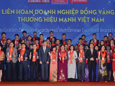 Bà Bùi Như Ý, Phó tổng giám đốc VietinBank nhận chứng nhận Thương hiệu mạnh và cúp của Ban Tổ chức