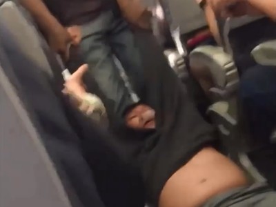 Hành khách bị lôi khỏi máy bay United Airlines hôm 9/4 - Ảnh cắt từ clip.