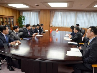 Bộ trưởng Bộ Kế hoạch và Đầu Tư Nguyễn Chí Dũng hội đàm với Bộ trưởng Kinh tế, Thương mại và Công nghiệp Nhật Bản Seko Hiroshige. (Ảnh: Gia Quân/Vietnam+)