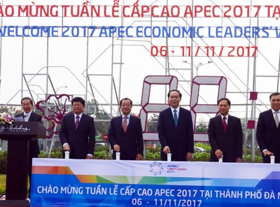 Chủ tịch nước Trần Đại Quang cùng các đại biểu dự lễ bấm nút khởi động đồng hồ đếm ngược chào đón APEC 2017. Ảnh: Hà Minh