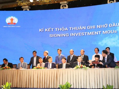 Thủ tướng Chính phủ Nguyễn Xuân Phúc cùng lãnh đạo bộ, ngành chứng kiến lễ ký kết thỏa thuận ghi nhớ đầu tư vào Bình Thuận