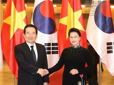 Chủ tịch Quốc hội Nguyễn Thị Kim Ngân đón Chủ tịch Quốc hội Hàn Quốc Chung Sye-kyun (Ảnh: Quochoi.vn)