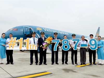 Đại diện Vietnam Airlines tặng hoa chúc mừng và chụp hình lưu niệm với phi hành đoàn đã tiếp nhận và đưa tàu VN-A871 về Việt Nam thành công tốt đẹp.
