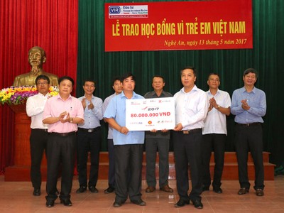 Ông Lê Trọng Minh (hàng đầu, bên phải) – Tổng biên tập Báo Đầu tư trao tấm biển tượng trưng 160 suất học bổng Giải golf Báo Đầu tư cho Lãnh đạo huyện Nam Đàn, tỉnh Nghệ An trước sự chứng kiến của Đảng ủy Bộ Kế hoạch và Đầu tư, Cục A84 Bộ Công An và các đơn vị tài trợ.